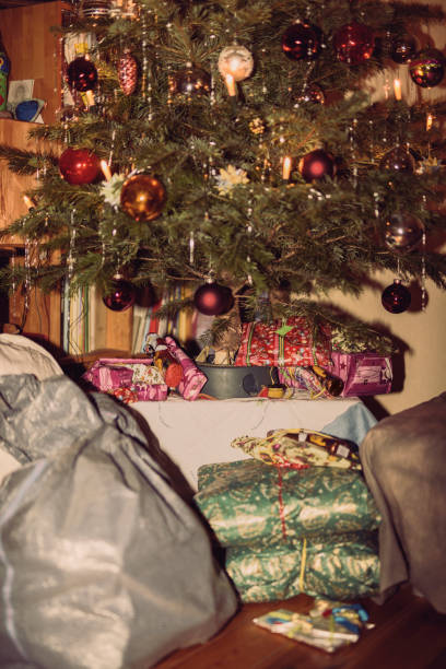istock Decorated Christmas tree in home interior 911987386