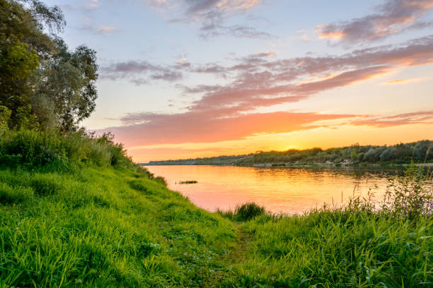 paisagem russa. pôr do sol sobre o rio oka. - oka river - fotografias e filmes do acervo