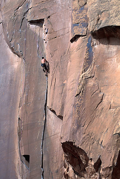 l'escalade - mountain climbing rock climbing adventure incentive photos et images de collection