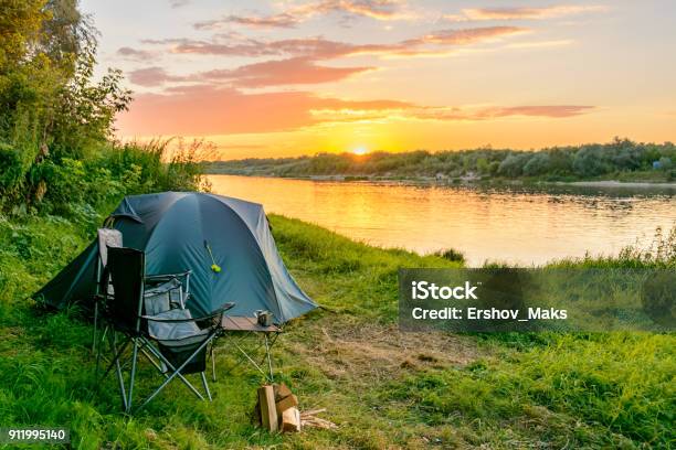 Tienda De Campaña En Un Camping En Un Bosque Por El Río Foto de stock y más banco de imágenes de Camping