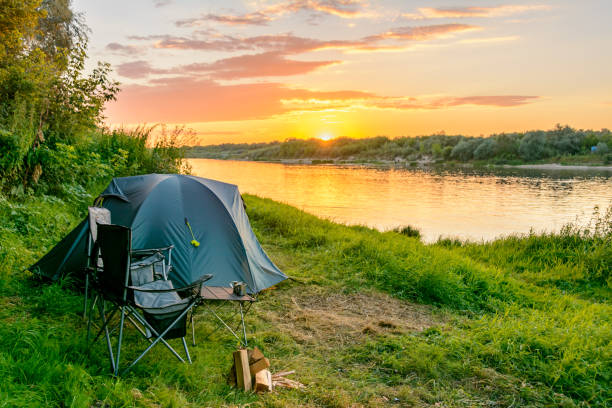 tenda da campeggio in campeggio in una foresta vicino al fiume - camping foto e immagini stock