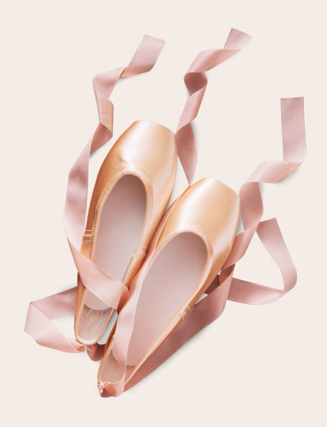 zapatos de pointe ballet rosa sobre fondo blanco aislada - ballet shoe dancing ballet dancer fotografías e imágenes de stock