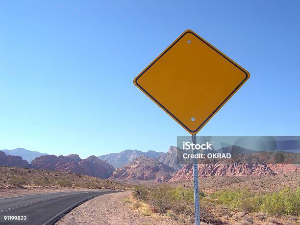 Roadsign Em Branco No Deserto De Nevada - Fotografias de stock e mais imagens de Espaço Vazio - Espaço Vazio, Sinal de Estrada, Amarelo