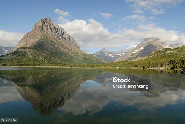 山の反射 - アメリカグレイシャー国立公園のストックフォトや画像を多数ご用意 - アメリカグレイシャー国立公園, アメリカ合衆国, カラフル