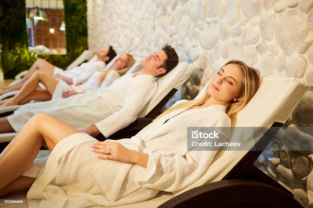 Menschen im Bademantel ruhen in der Spa-salon - Lizenzfrei Sauna Stock-Foto