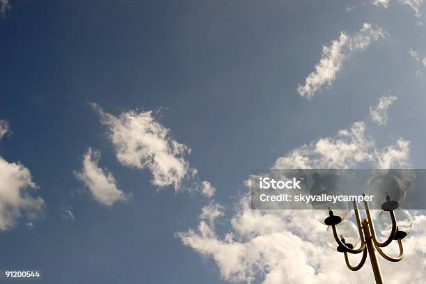 Lámpara De Calle Y Cielo Foto de stock y más banco de imágenes de Aire libre - Aire libre, Azul, Blanco - Color