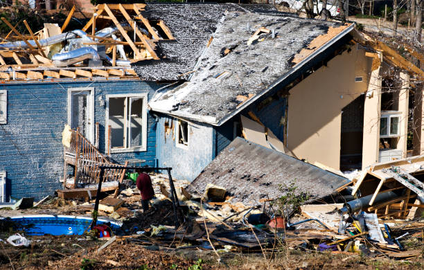 casa de madera y cuadros azules destruidas por un tornado - environmental damage destruction storm tornado fotografías e imágenes de stock