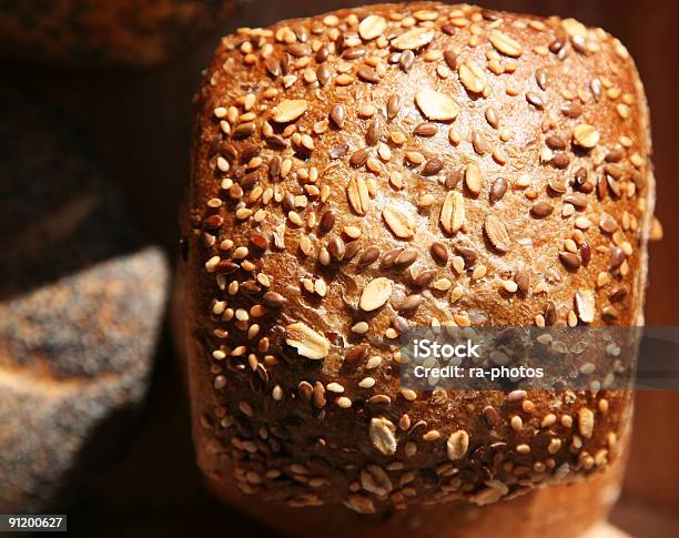 Vollkornroll Stockfoto und mehr Bilder von Brotsorte - Brotsorte, Brötchen, Farbbild