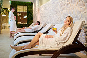 menschen-im-bademantel-ruhen-in-der-spa-salon.jpg?b=1&s=170x170&k=20&c=V9GPl3-zhh8z3lEer1ET0StdB7-ByPhihZw0h14CQVI=