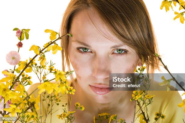 Ragazza E Fiori Di Primavera - Fotografie stock e altre immagini di 20-24 anni - 20-24 anni, Adolescente, Adulto