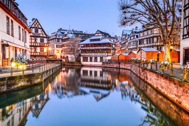 strasburgo, alsazia, francia - capitale del natale - la petite france foto e immagini stock