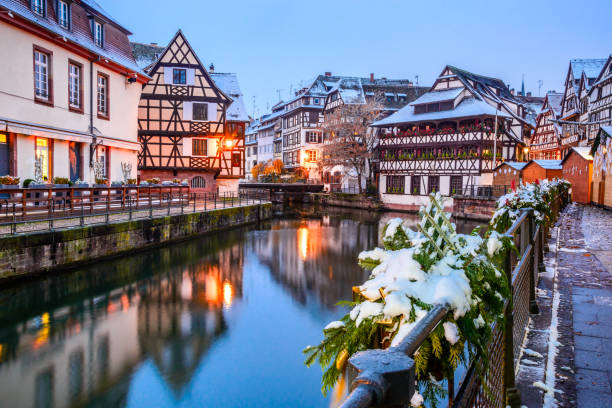 strasburgo, alsazia, francia - capitale del natale - la petite france foto e immagini stock