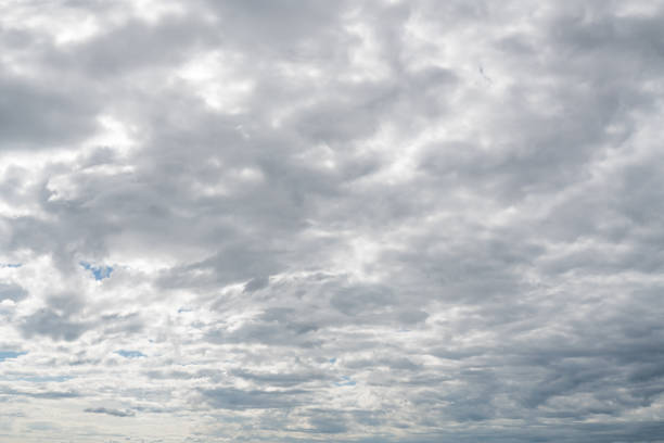 fundo de céu azul com nuvem - overcast - fotografias e filmes do acervo
