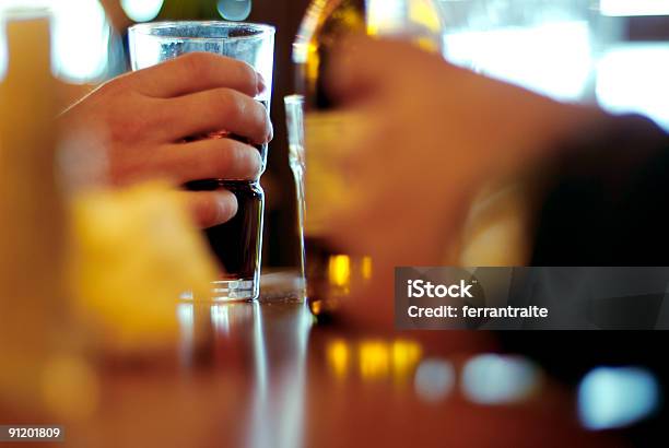 Foto de Vida Noturna e mais fotos de stock de Coquetel - Coquetel, Quartilho, Cerveja