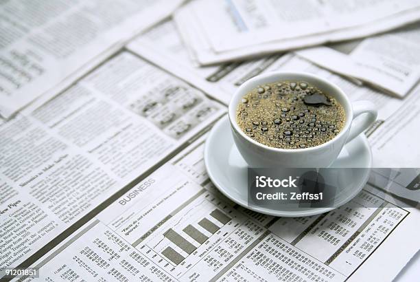 Café Jornal - Fotografias de stock e mais imagens de Café - Bebida - Café - Bebida, Jornal, Acender