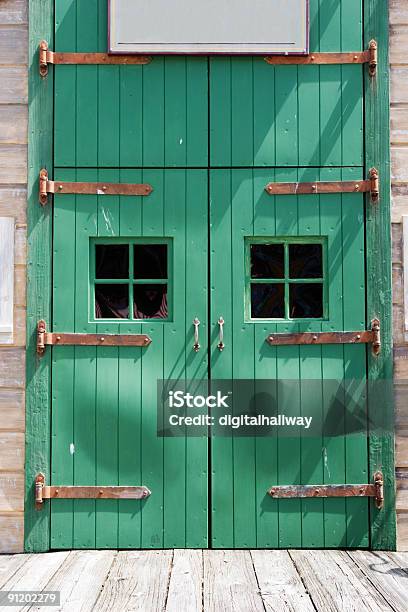 Photo libre de droit de Portes Verte banque d'images et plus d'images libres de droit de Bâtiment vu de l'extérieur - Bâtiment vu de l'extérieur, Couleur verte, En bois