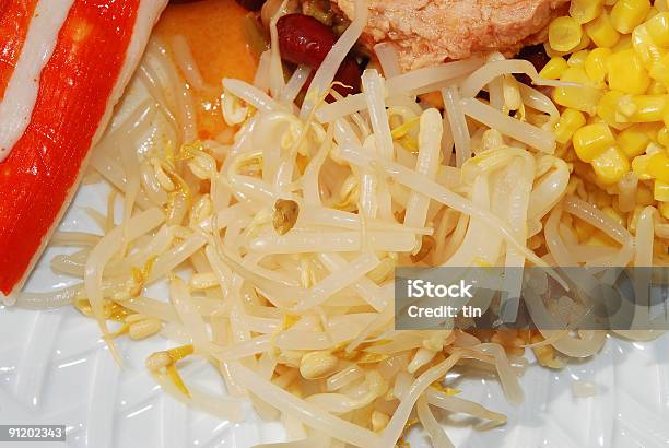 Feijão Mung Rebentos De Mistura De Salada - Fotografias de stock e mais imagens de Alimentação Saudável - Alimentação Saudável, Amarelo, Botão - Estágio de flora
