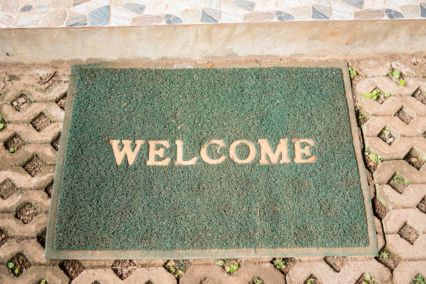 приветственный коврик на полу. - welcome sign doormat greeting floor mat стоковые фото и изображения