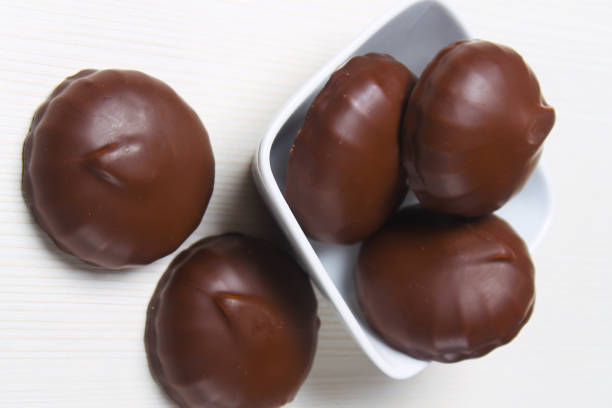 istock Marshmallows in chocolate on the plate. Delicious dessert. Sweet 912028200