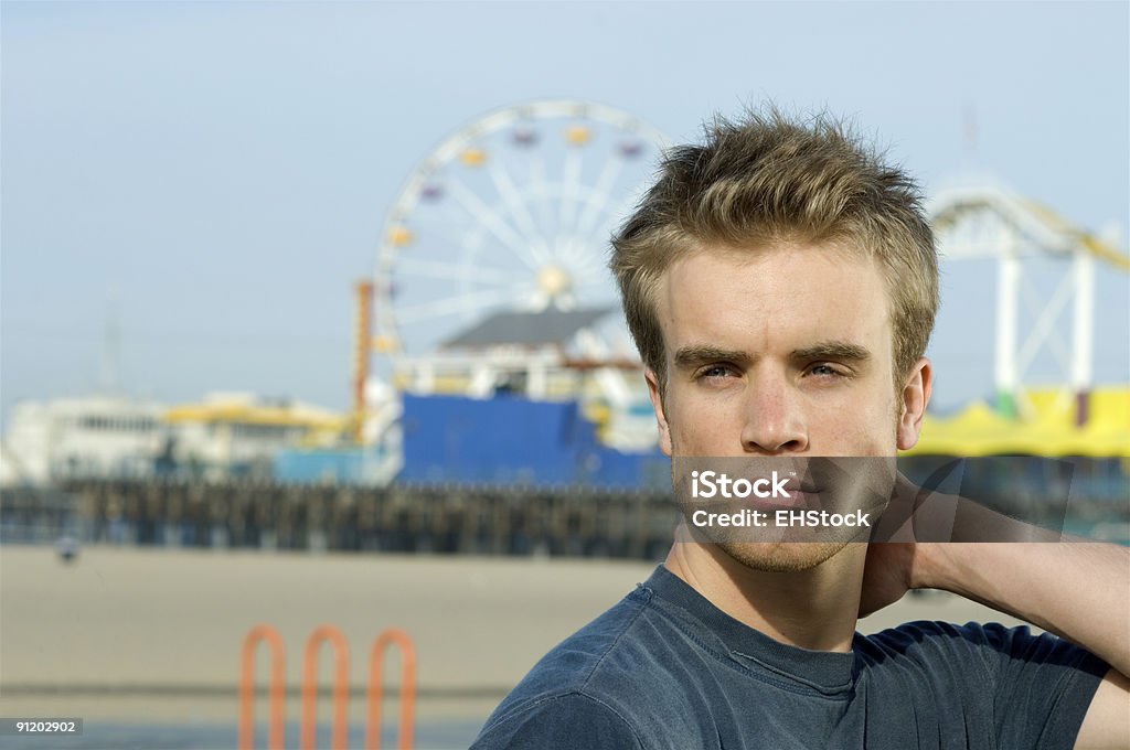 Jovem perto da praia de Santa Monica Pier atração turística - Foto de stock de Adulto royalty-free
