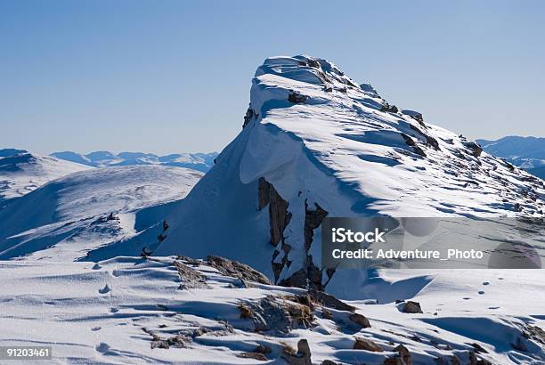 Foto de Pico De Montanha Fosco Cimeira e mais fotos de stock de Aventura - Aventura, Cordilheira, Cresta de montanha