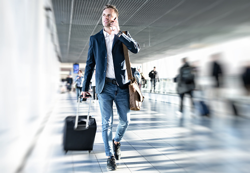 Empresario caminando en el aeropuerto photo