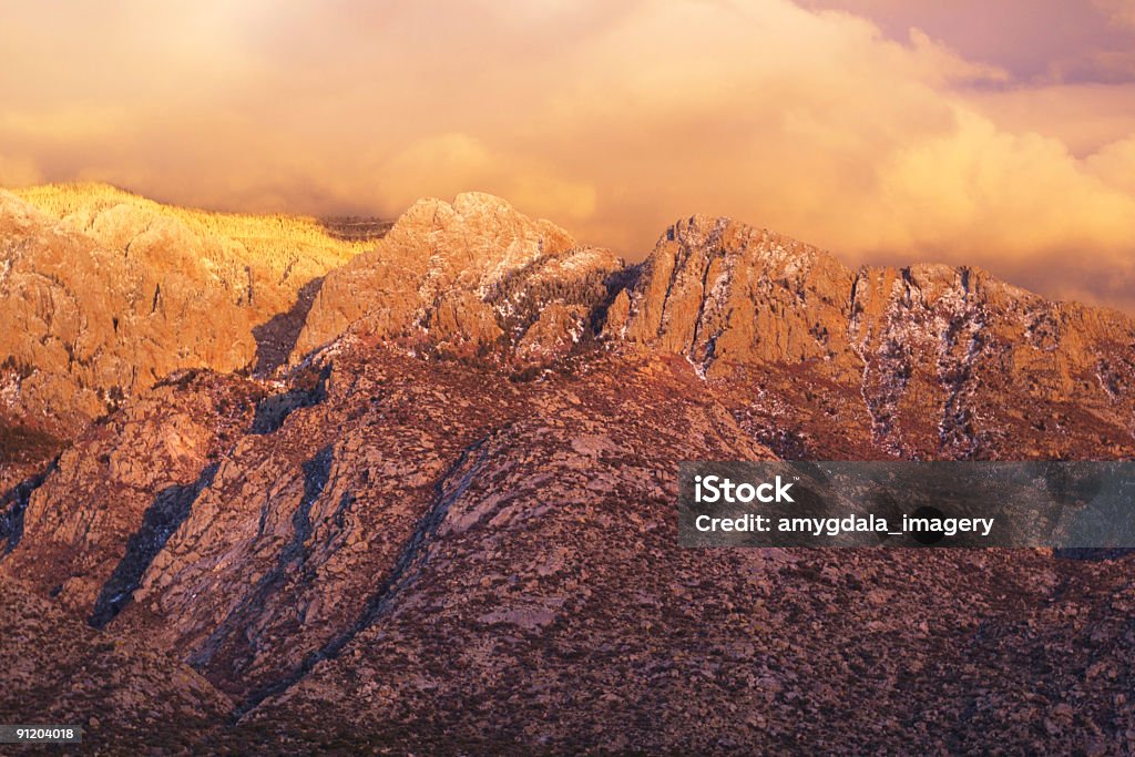 Atardecer en las montañas de invierno paisaje con nubes y nieve - Foto de stock de Aire libre libre de derechos
