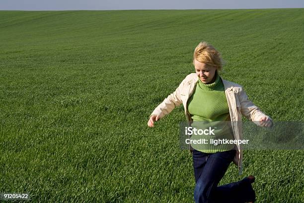 Frau Rushing Bis Frühjahr Field Stockfoto und mehr Bilder von Attraktive Frau - Attraktive Frau, Bewegung, Bildkomposition und Technik