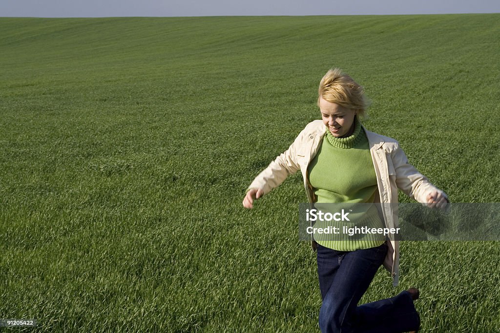 Femme de se précipiter champ de printemps - Photo de Activité de loisirs libre de droits