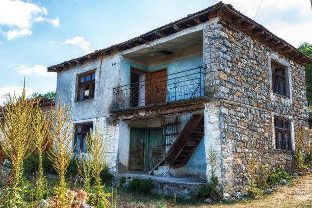 istock Ancient dilapidated house in Ohrid 912055396