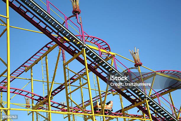 Foto de Parque De Diversões e mais fotos de stock de Atividade Recreativa - Atividade Recreativa, Atração de Parque de Diversão, Caminhão