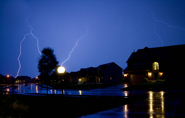 temporale - lightning house storm rain foto e immagini stock