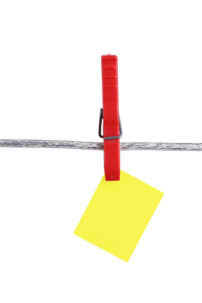 memorando amarelo no varal de roupa - clothesline clothespin adhesive note bulletin board - fotografias e filmes do acervo