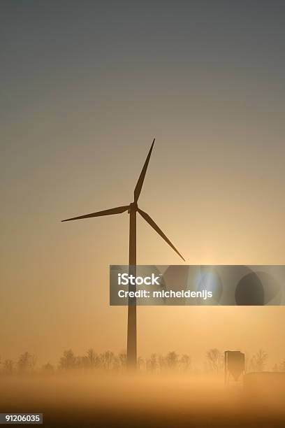 Sunrise 風力タービン - かすみのストックフォトや画像を多数ご用意 - かすみ, イノベーション, オランダ