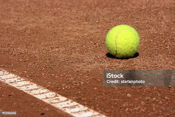 Pelota De Tenis Foto de stock y más banco de imágenes de Bola de Tenis - Bola de Tenis, Campo - Tierra cultivada, Color - Tipo de imagen