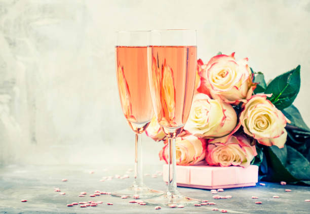 ramo de rosas blancas y rojas, caja de regalo, copas con champán rosado - champagne pink bubble valentines day fotografías e imágenes de stock