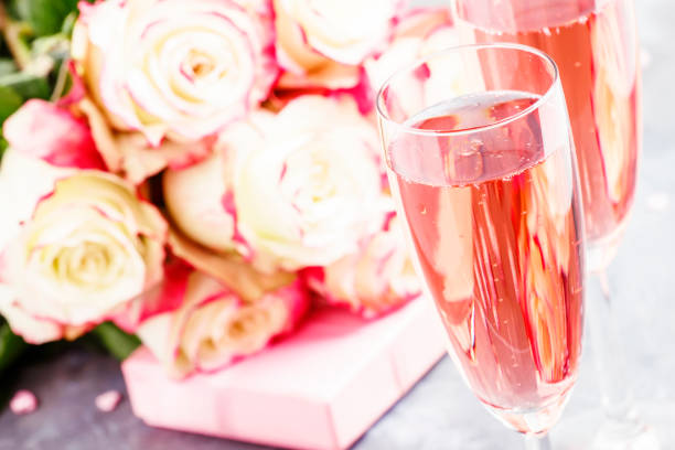 buquê de rosas brancas e vermelhas, caixa de presente, óculos com champagne rosa - champagne pink bubble valentines day - fotografias e filmes do acervo