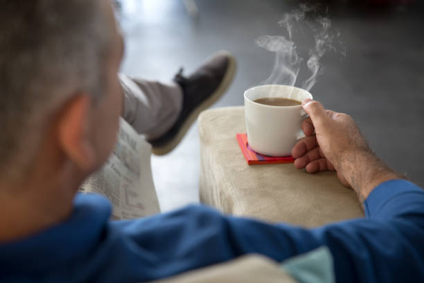 gorąca kawa i gazeta - reading newspaper break tea zdjęcia i obrazy z banku zdjęć