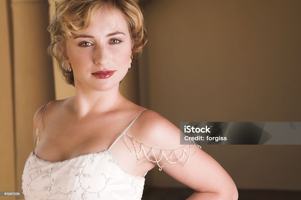 Giovane bionda sposa indossa nozze abito - Foto stock royalty-free di Abito da sposa