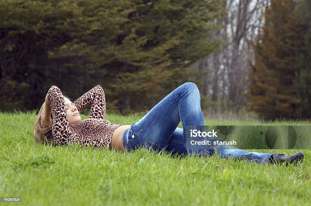 Radosny Dziewczyna relaksujący na trawie - Zbiór zdjęć royalty-free (Adolescencja)