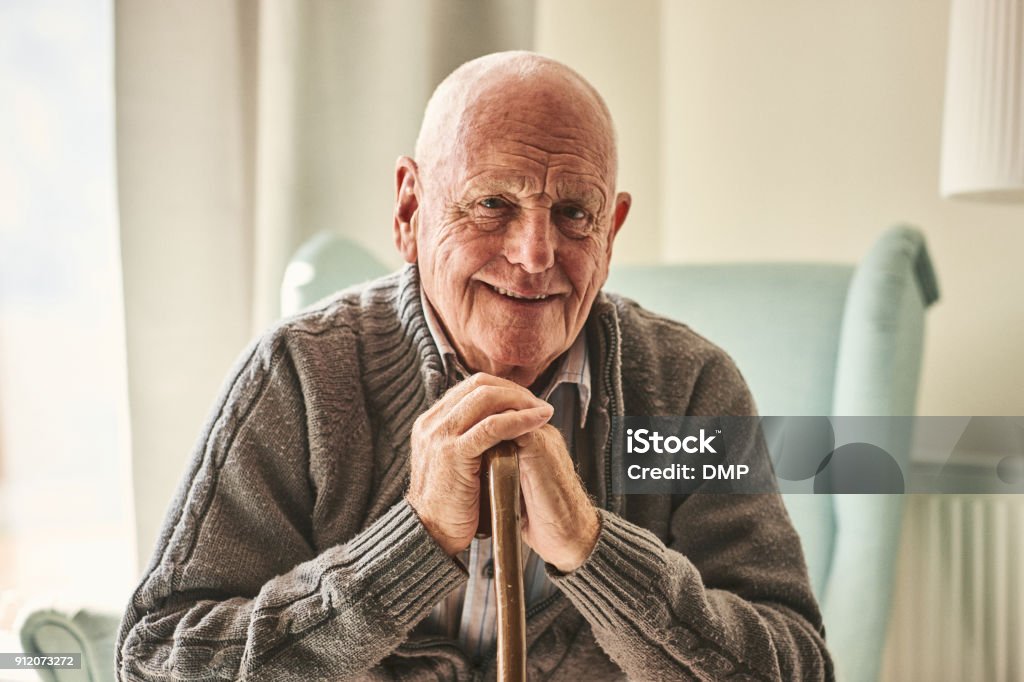 Senior glücklich zu Hause sitzen - Lizenzfrei Alter Erwachsener Stock-Foto