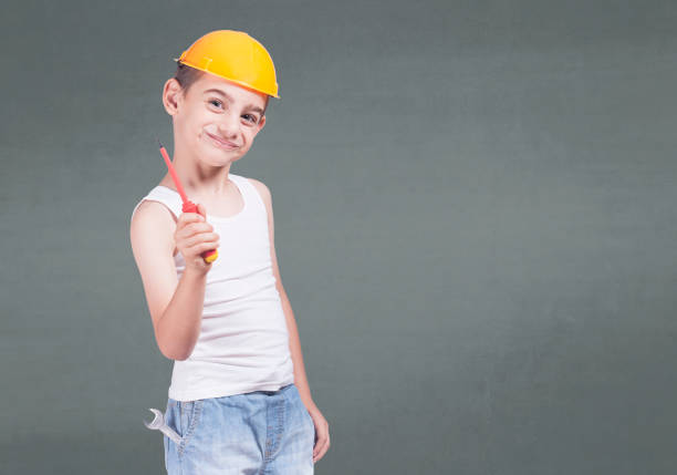 istock Little repair man 912073774