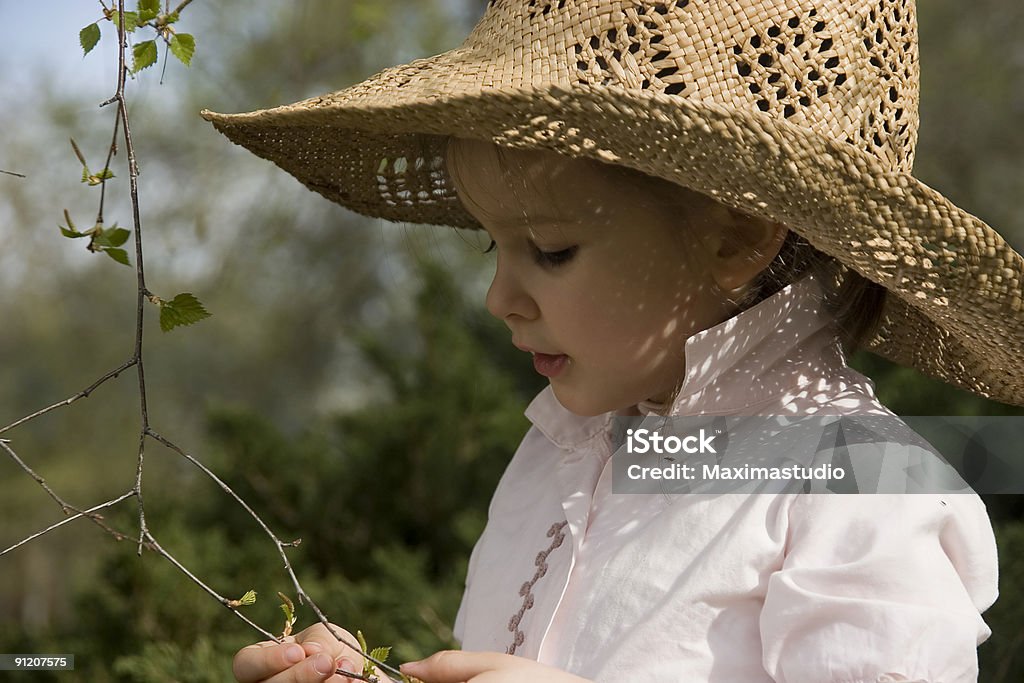 Ragazza con un cappello - Foto stock royalty-free di Affettuoso