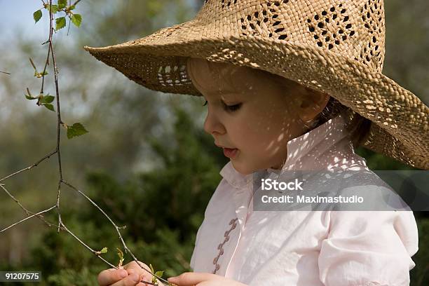 Ragazza Con Un Cappello - Fotografie stock e altre immagini di Affettuoso - Affettuoso, Albero, Ambientazione tranquilla