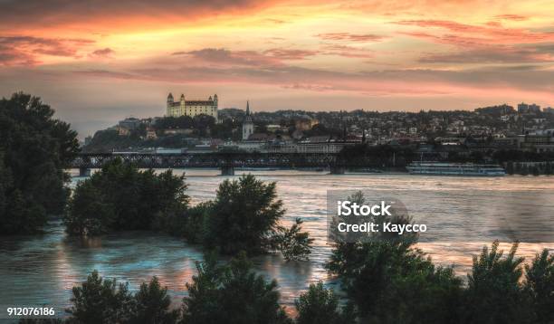 浸水市夕日 - ブラチスラヴァのストックフォトや画像を多数ご用意 - ブラチスラヴァ, スロバキア, ドナウ川