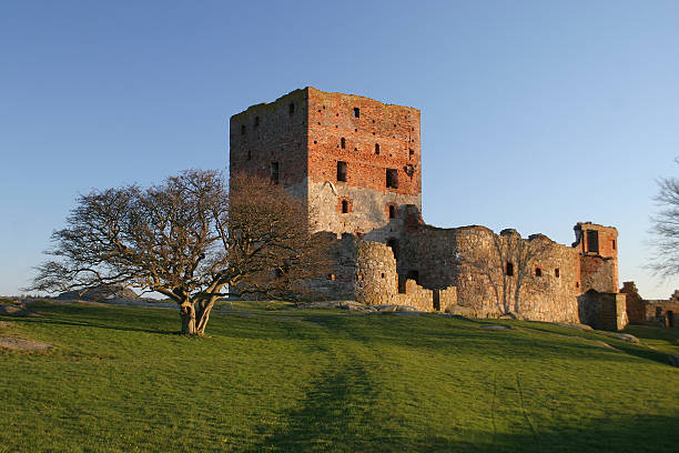 coucher du soleil de ruines de hammershus - hammershus bornholm island denmark island photos et images de collection