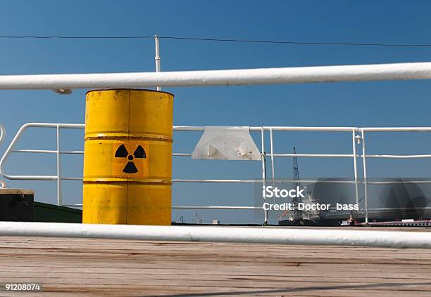 Barco Nuclear Foto de stock y más banco de imágenes de Arma biológica - Arma biológica, Barril, Ciencia