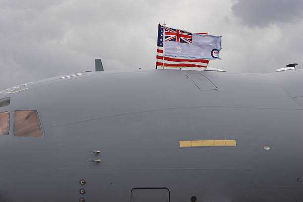 2 つの国の旗 - military transport airplane ストックフォトと画像