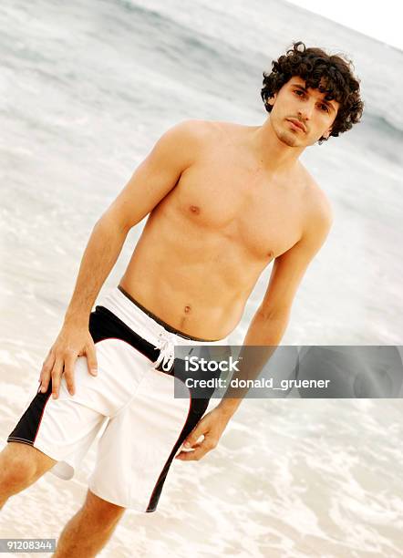 Beachgoer 갈색 머리에 대한 스톡 사진 및 기타 이미지 - 갈색 머리, 남자, 남자 수영복