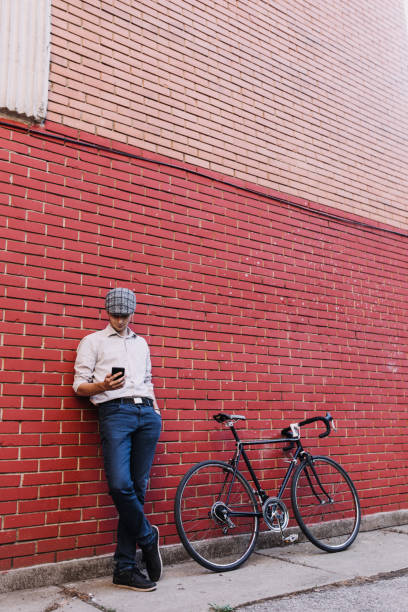 istock Relaxing on the wall and taking a messages 912083620